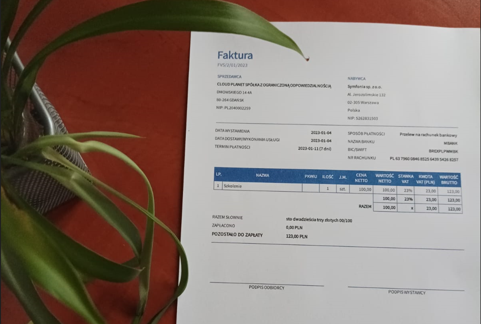 Przykład zdjęcia faktury z widocznym otoczeniem